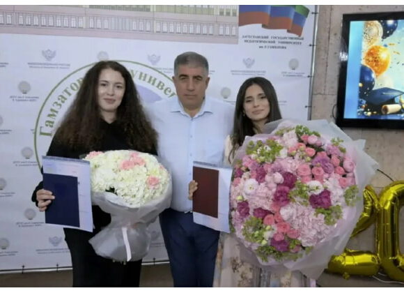 Голоса, открывшие гимн: первые исполнители гимна «Учитель» получили дипломы из рук ректора ДГПУ