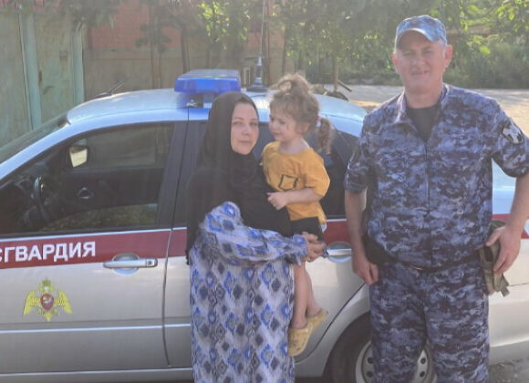 В Дагестане росгвардейцы вернули родителям потерявшегося ребенка