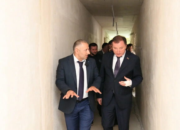 Заур Аскендеров проинспектировал ход капремонта школы-интерната № 5 в Махачкале