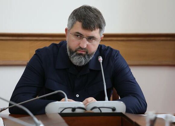 Премьер РД поручил направить спецтехнику в районы, где смыло дороги