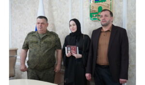 Глава Хасавюрта передал медаль «За отвагу» семье погибшего участника СВО Мурадиса Магомедова