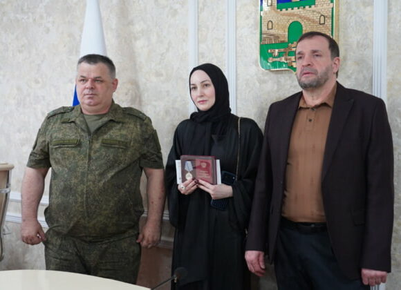 Глава Хасавюрта передал медаль «За отвагу» семье погибшего участника СВО Мурадиса Магомедова