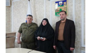 Глава Хасавюрта передал орден Мужества семье погибшего участника СВО Рустама Зеленского